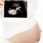 Médicos operam intestino de feto na barriga da mãe